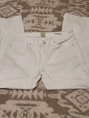 Anoname White Women’s Capri Lucy Curvy Capri.